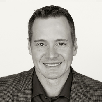 Robbie Carlson headshot